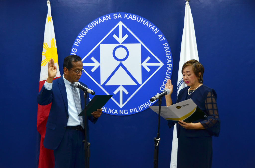 Socioeconomic Planning Secretary Arsenio M. Balisacan (left) administers the oath of office to new Commission on Population and Development Executive Director Dr. Lisa Grace S. Bersales, Ph.D (right) at the National Economic and Development Authority head office on Friday, January 13, 2023. POPCOM file photo