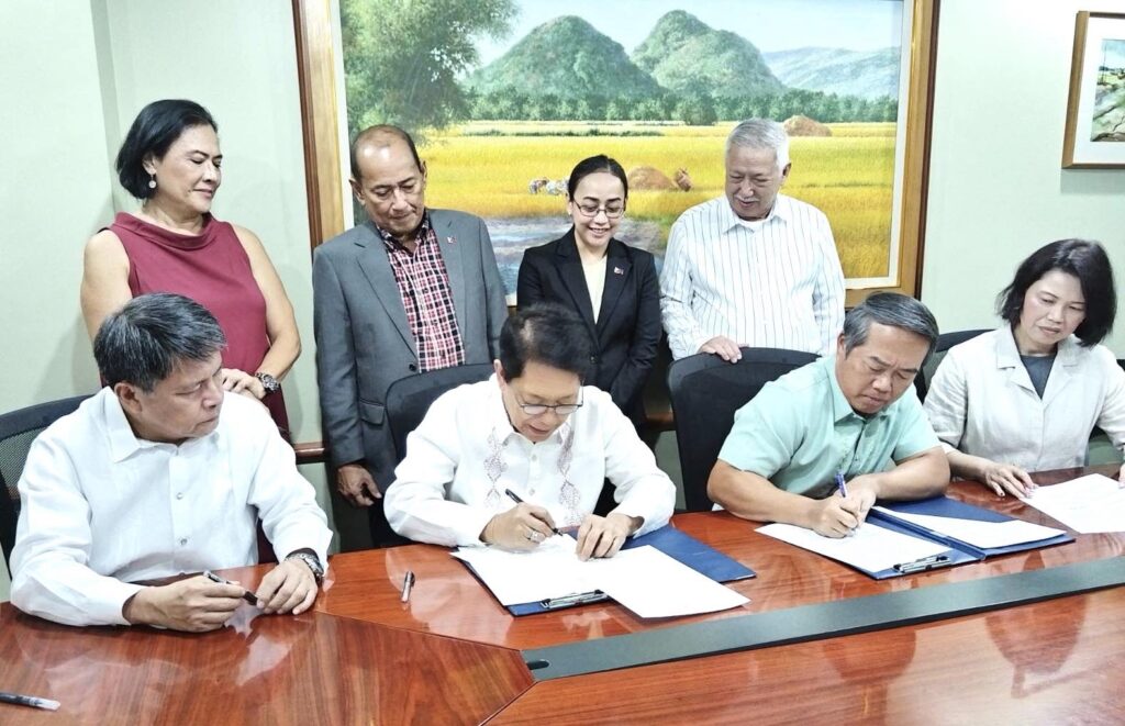 Chairman Silvestre H. Bello III of the Manila Economic and Cultural Office (seated, 2nd from left) and Resident Representative to the Philippines Wallace Minn-Gan Chow of the Taiwan Economic and Cultural Office (2nd from right) sign the Deed of Donation and Acceptance recently for the shipment of 2,000 metric tons of rice from Taiwan for distribution for free to the poorest Filipino households and those affected by calamities.