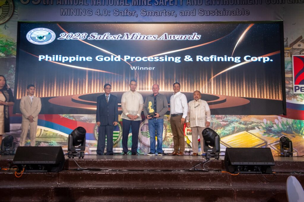 Phil. Gold Processing & Refining Corp. president Ryan Rusk receives the 2023 Safest Mines Award from the Philippine Mine Safety and Environment Association (PMSEA).