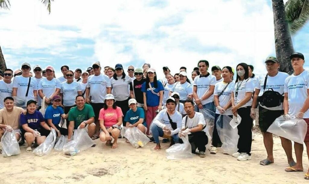  Globe works with DENR and LGU volunteers for Boracay beach clean-up