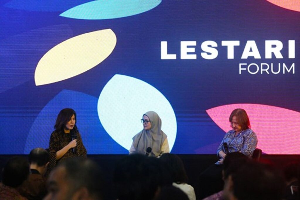 Lestari Forum moderator Mysister Silvilona Tarigan (left), Sustainable Finance Advisor at WWF-Indonesia Rizkia Sari Yudawinata (center), and Regional Program Implementation Manager of GRI ASEAN Network Lany Harijanti (right) during the Lestari Forum at Studio 2 Menara Kompas, Central Jakarta (08/05/2025).