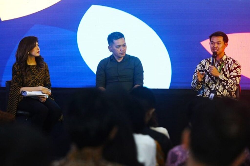 Lestari Forum moderator Mysister Silvilona Tarigan (left), Lestari Awards 2024 judge Putra Adhiguna (center), and BIKI CEO Muhammad Hafid Rosidin (right) during the Lestari Forum at Studio 2 Menara Kompas, Central Jakarta (08/05/2025).