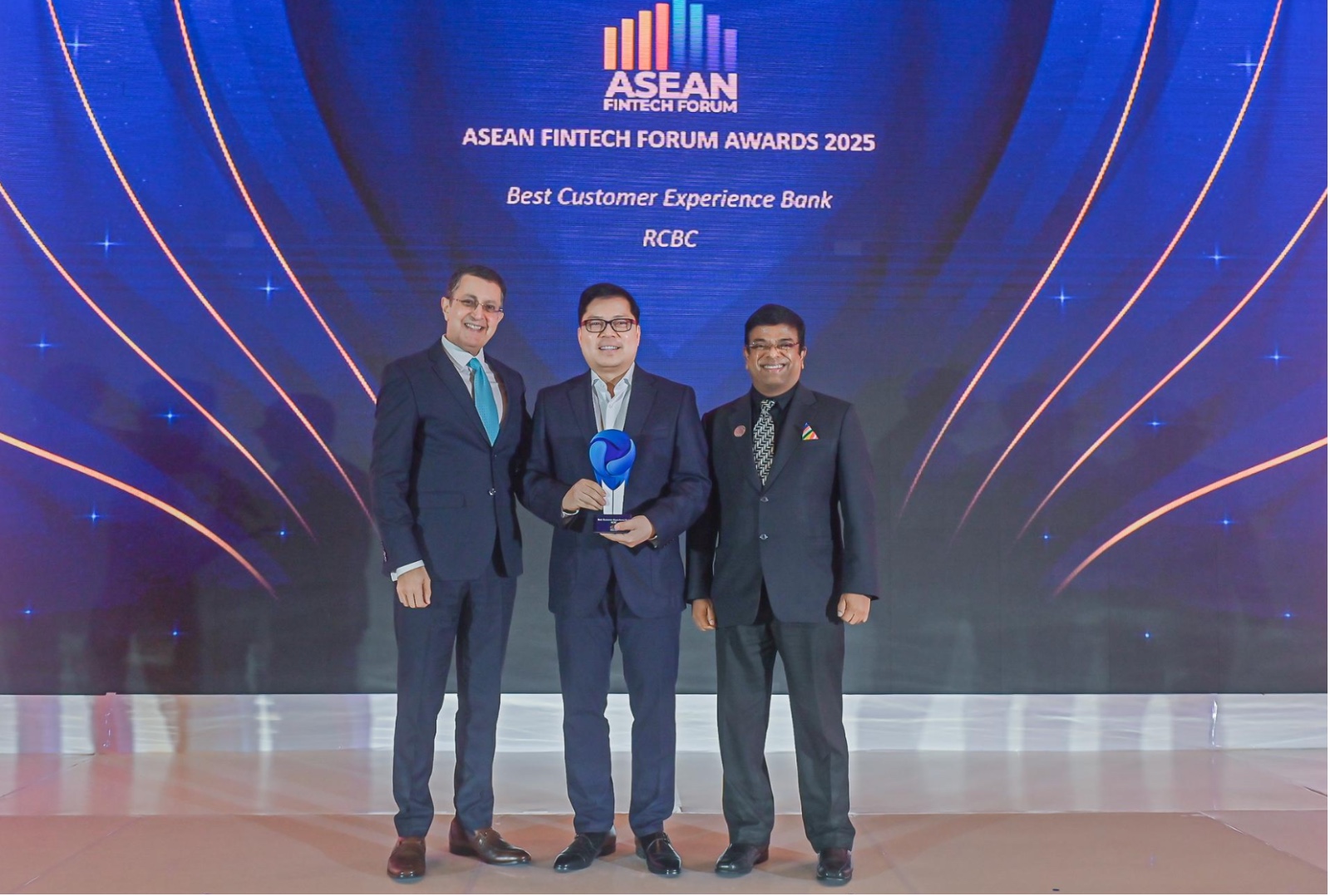 Lito Villanueva, Executive Vice President and Chief Innovations and Inclusion Officer, accepts the ‘Best Customer Experience’ Bank Award from the ASEAN Fintech Forum Awards.