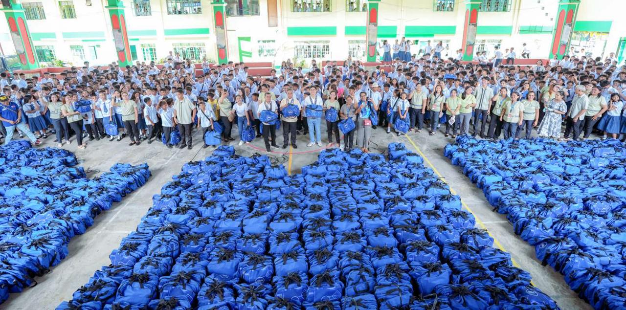 Leandro Legarda Leviste gives over 150,000 school bags to Batangas students