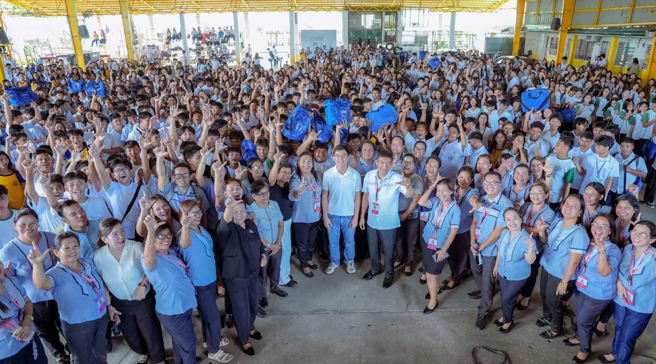 Leandro Legarda Leviste gives over 150,000 school bags to Batangas students